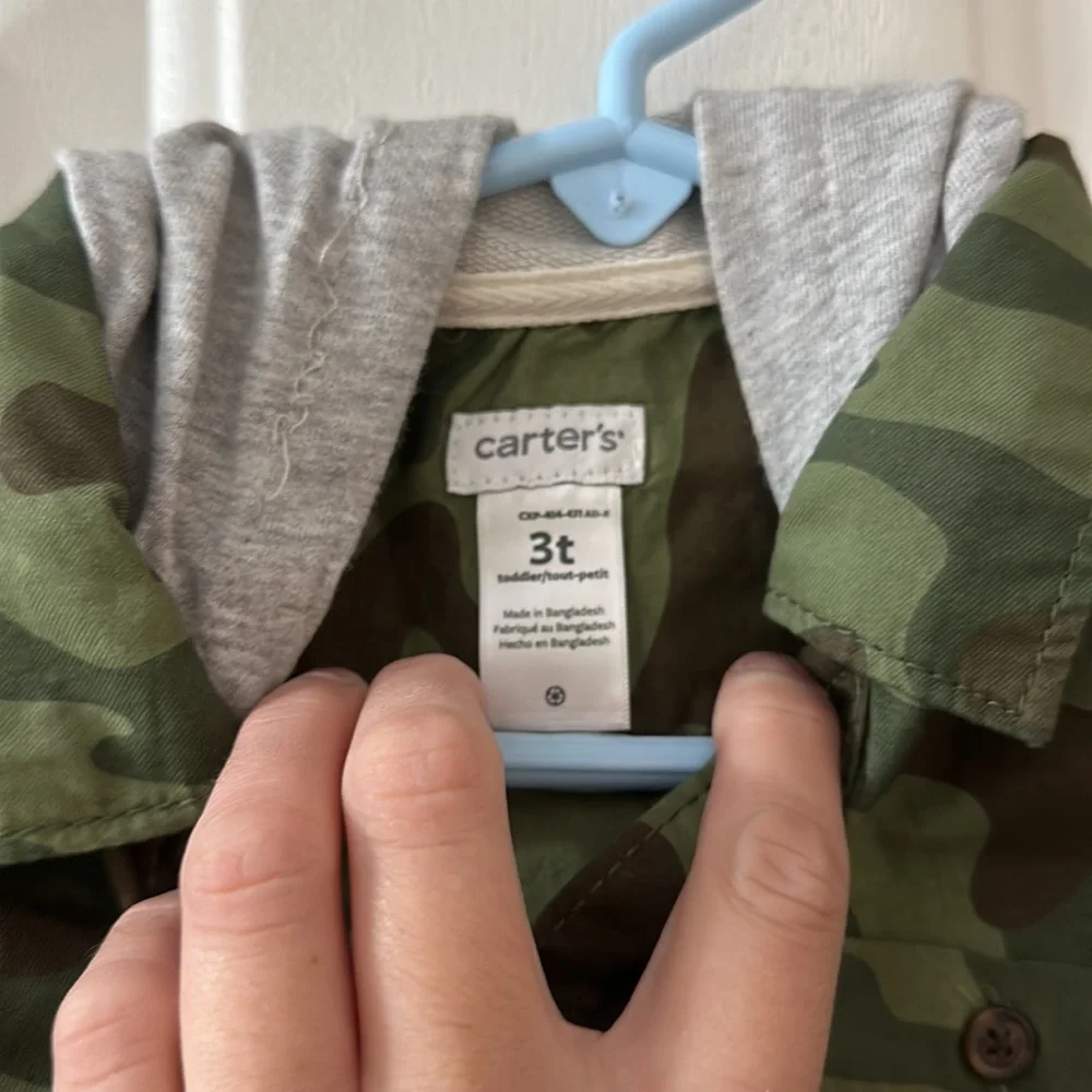 CARTER’S CAMO BUTTON DOWN SHIRT W/HOOD: GREEN/GRAY: NEW WITH TAGS: SIZE 3T
